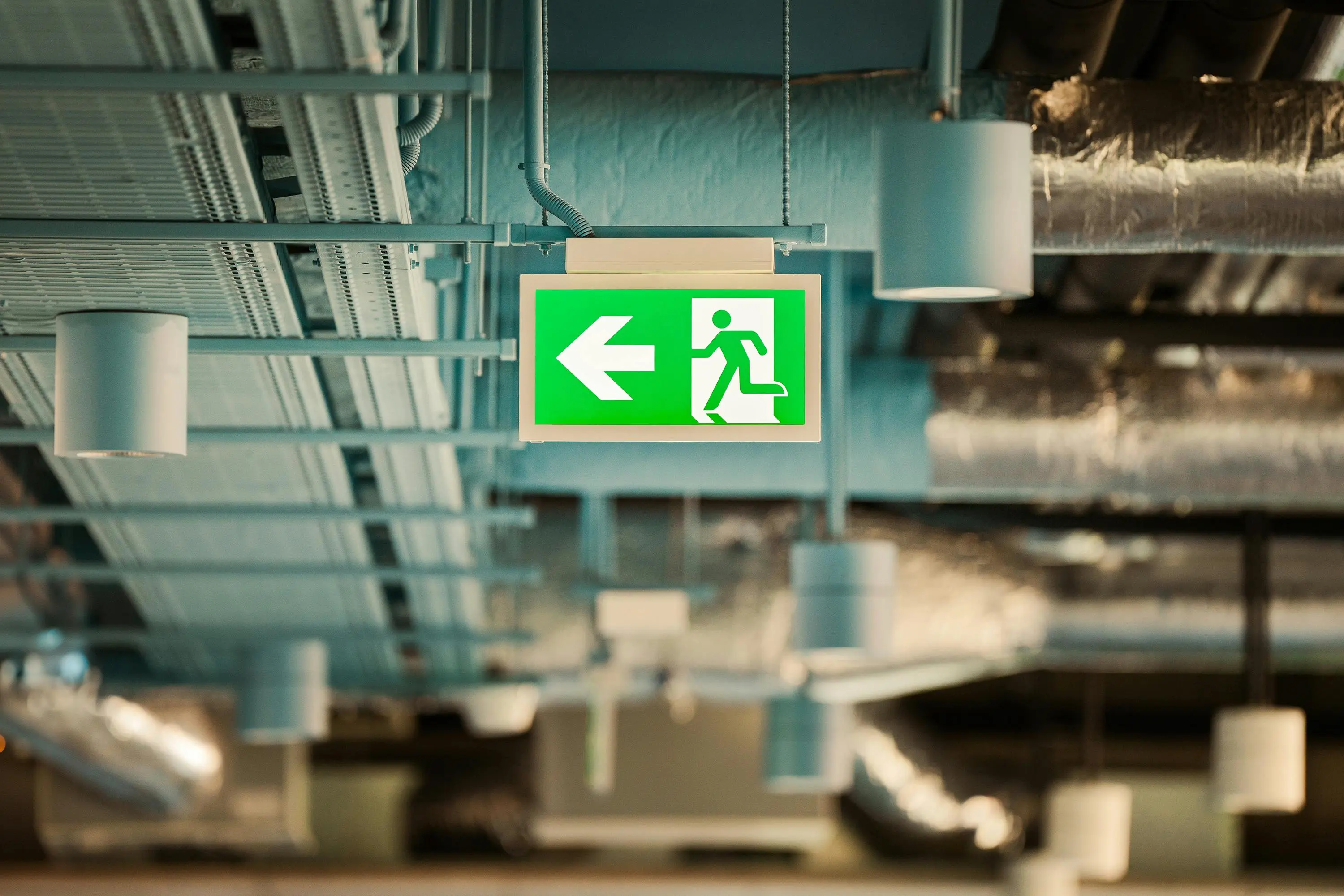 Técnico de eletricidade em quadro de emergência