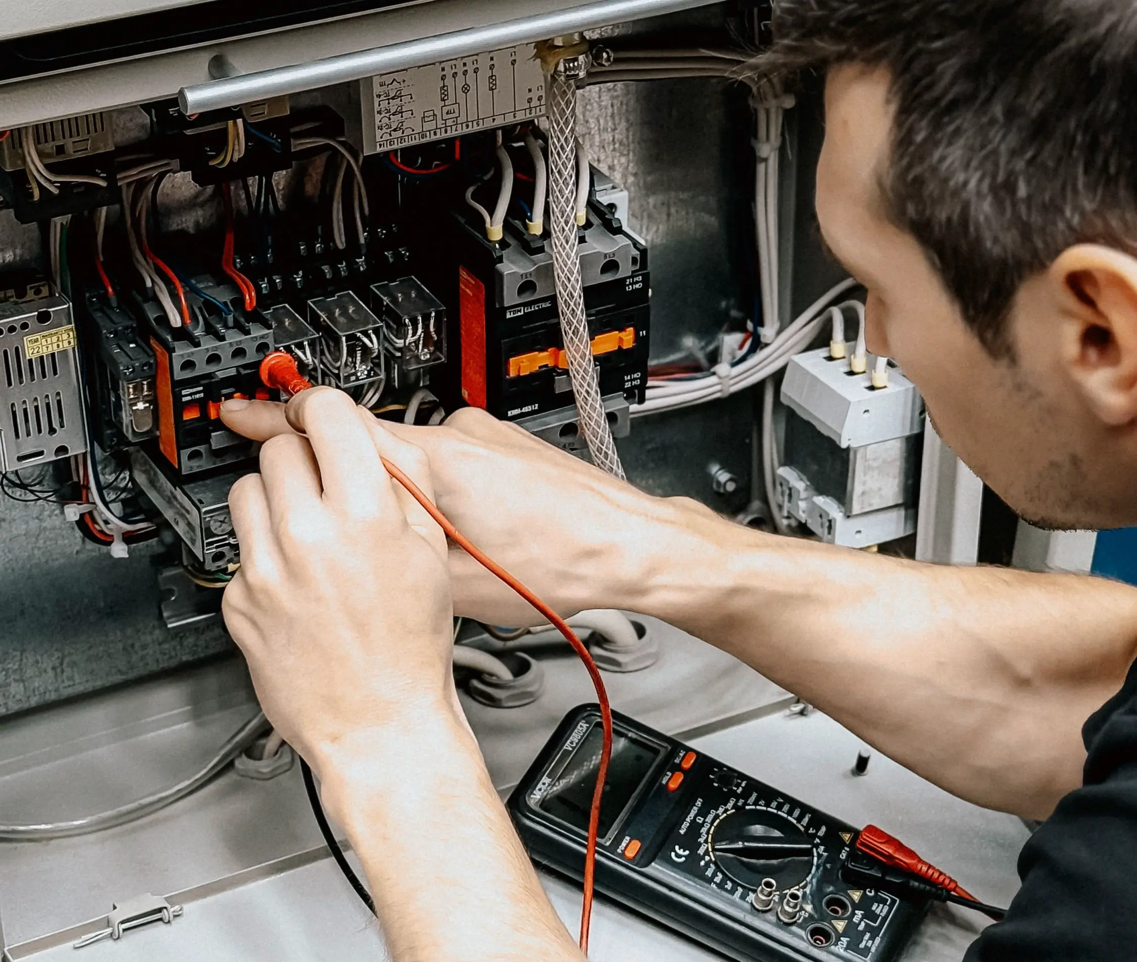 Técnico a realizar manutenção em equipamento elétrico
