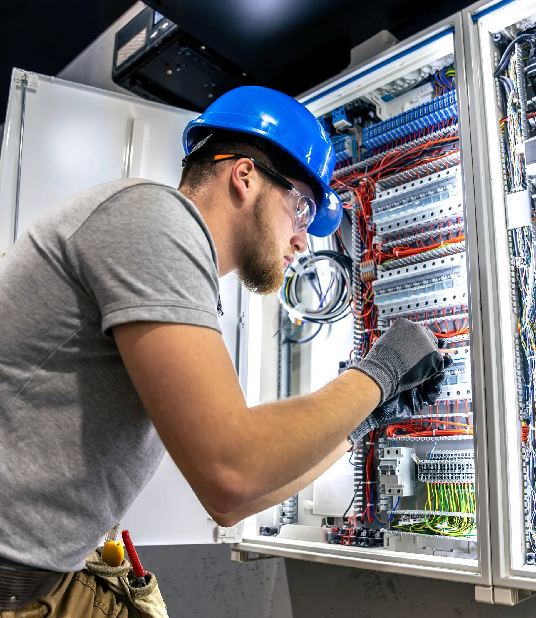 Técnico a trabalhar num quadro elétrico